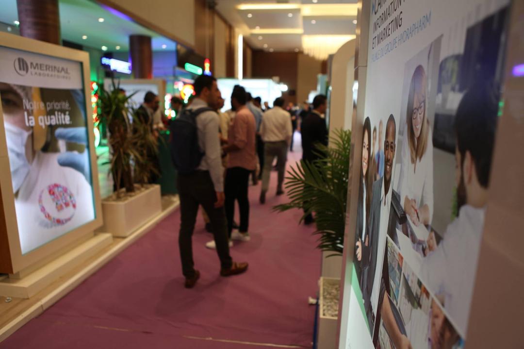 Visiteurs professionnels discutant au salon SAIDALYA